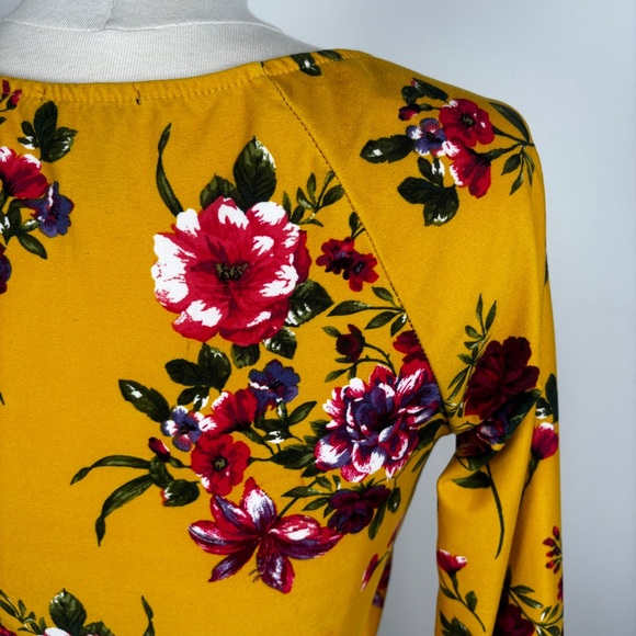 Floral Criss Cross Long Sleeve Tee V Neck - Picture 4 of 5